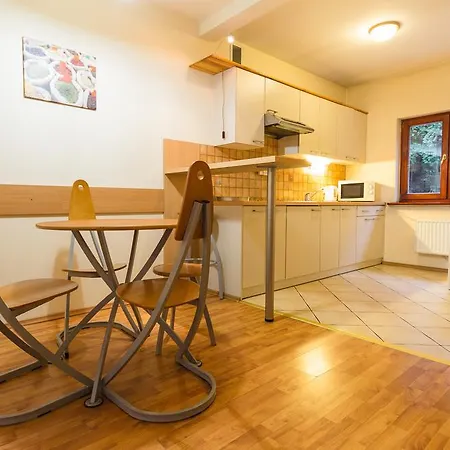 Aparthouse アパート